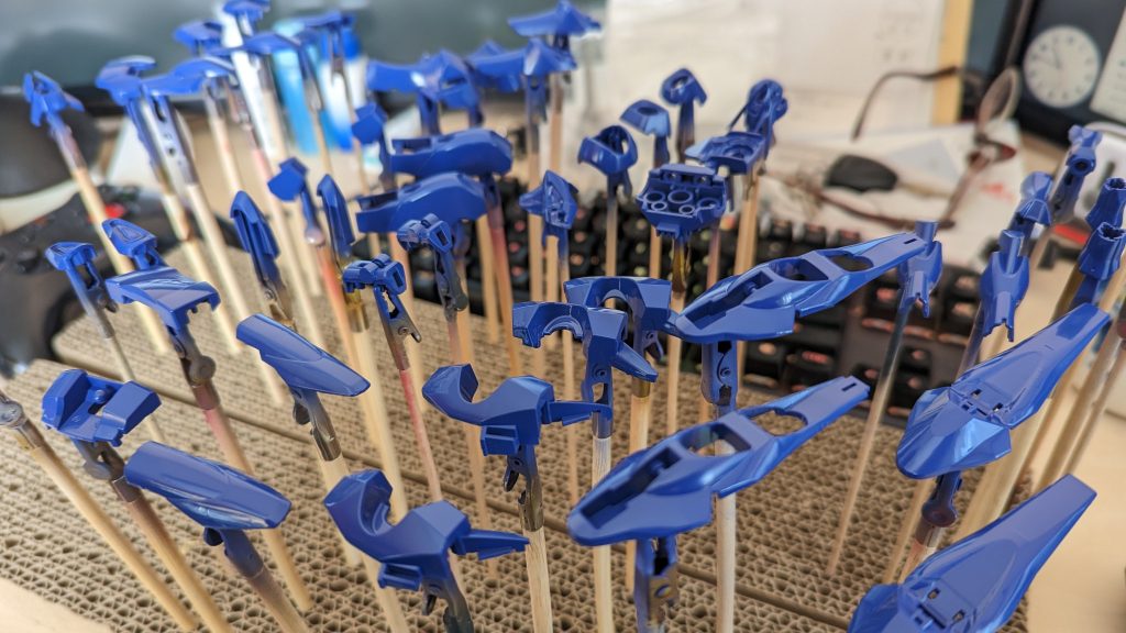 自分はソコまで塗装詳しくないですが、表面をグロスにするなら下地の時点でグロスが出てないとダメだと思いますお。サフを基本的に使わない理由はソレもあるけど。