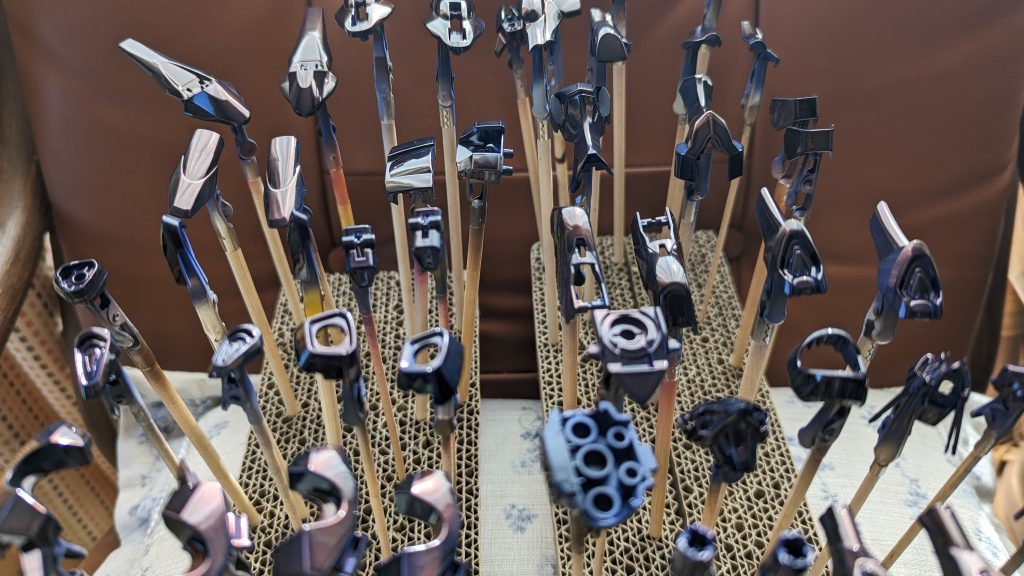 そんでパールを適量吹いて、最後にスモーククリアを適量のせてあげるとアラ不思議、ラベンダーではなくて別の紫になりましたね。今回、買ったけど使ってなかったクレオスの水性スモーククリアをトップコートとして使ってみたけど何かやっぱ吹きづらいので、クリア系もラッカーに統一する予定ではいます。希釈率の問題だけでなく塗料としての特性の違いがイマイチ慣れないなぁ…ってだけなんですが、クリア吹きは案外難しいって話は聞きます。ガンプラ作り復帰したてなので、色々な話が参考になります。