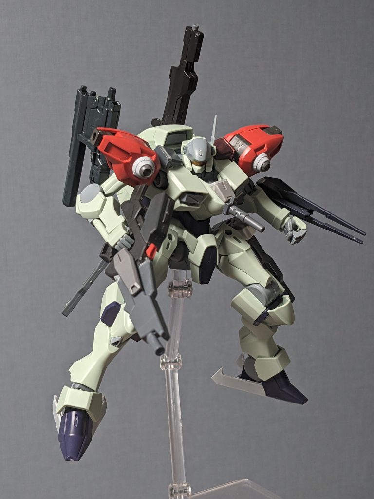 最初は家にあるジャンクだけでやろうと思って出来たのが一枚目で、気になるところを新たに増やしたパーツでブラッシュアップしたのが2枚目です。ダリルバルデの肩の形状がドンピシャでしたね...