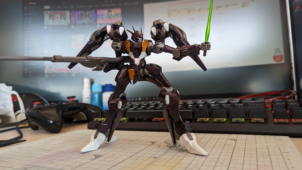 個人的に MS の場合の表面はフラット系という印象があるんですが、ファラクト見てて「グロスじゃね?」という気がしたので今回はグロスで仕上げてます。普通にメタリック紫を塗るよりは、後からでも自分が見る興味が湧く色になったとは思ふ。