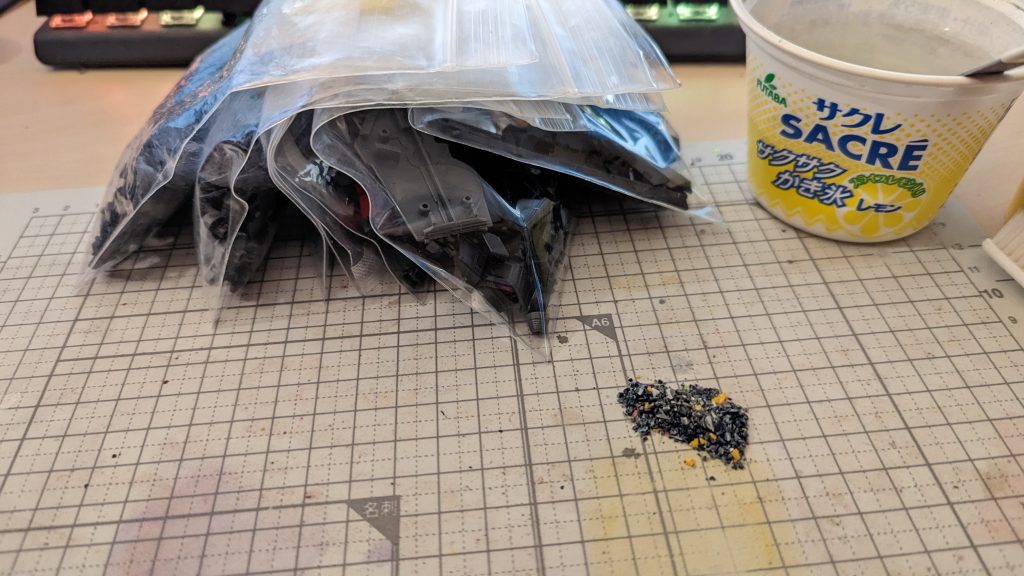 RG はサザビーと今回のνガンダムの2体を組みましたが、バンナムの現代的なキットは普通に組みやすいですよね。ゲートの位置や太さに悩まないし、接着剤は基本的に不要だし、合わせ目処理も殆どないし。正直「昔のキットに比べると格段に作るのが楽になった」のはメーカー側の技術革新によるものかと思いますが、はたしてソレはソレでどーなんだろう?という印象もあります。ということで次回は …ガンプラじゃないんでココじゃ貼れないわ(´Д`)