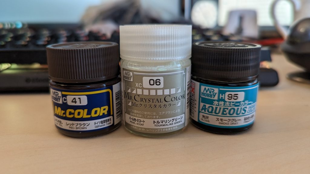 内部フレームは余ってたブラウンを消費すべく、とりあえず塗って上塗りのクリアで誤魔化す方向にしましt…というか「内部フレーム色=○○色」とかいうのに自分でも飽きてるので、ちょっとチャレンジがてら。