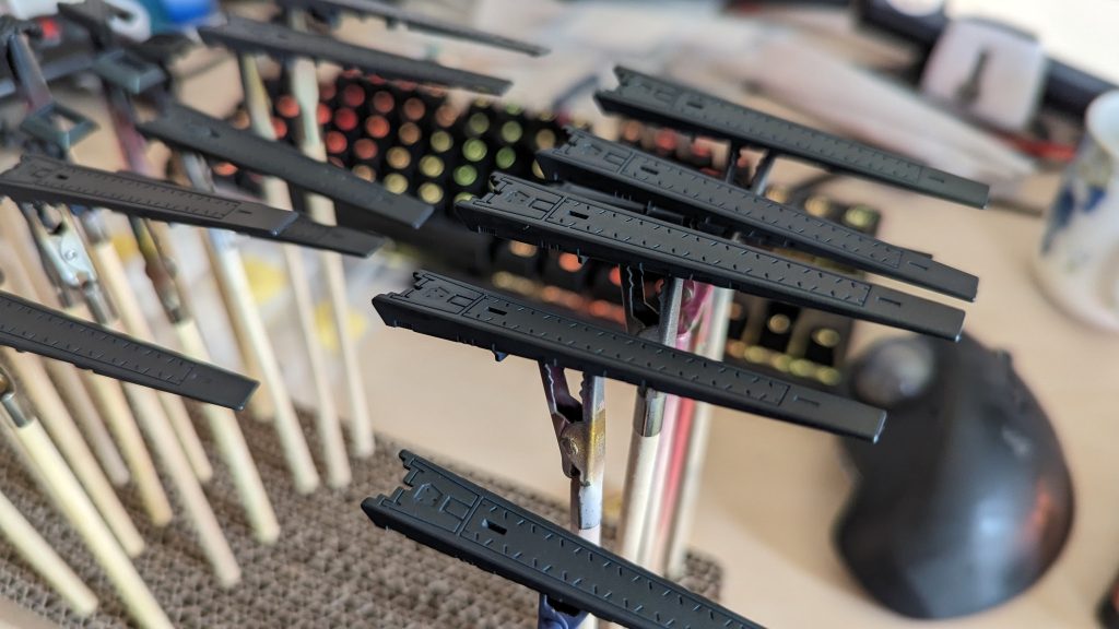 緑パールは初めて使ったんですが、思ったより色んな波長帯の光を拾う?のか知らんけど、銀パールより【なんか光っちゃう】のが判りました。赤とか青とかの「可視光帯域の両側」にある色だとそうでもないんですが、吹き方を考えさせられました…という納得をしつつ吹き直しは面倒なので、このまま。しかしてこの部分、下地(レッドブラウン)→緑パール→黒クリア→フラットクリアと4層も重ねてたりします。手間の割にあーんまり報いが無い感がパないので、別の方法を模索してみたい。