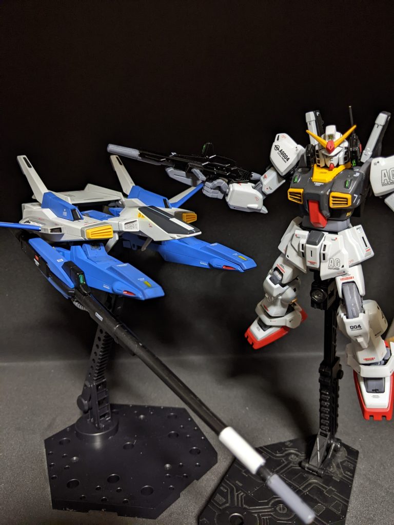 今回初めてガイアのフラットクリアーとクレオスのフラットベースの混合つや消しを施して見ました。思っていたよりマイルドなつや消しといった印象でした。センサー部はラピーテープとレジンを使用。ツインアイは蛍光塗料で仕上げてあります。