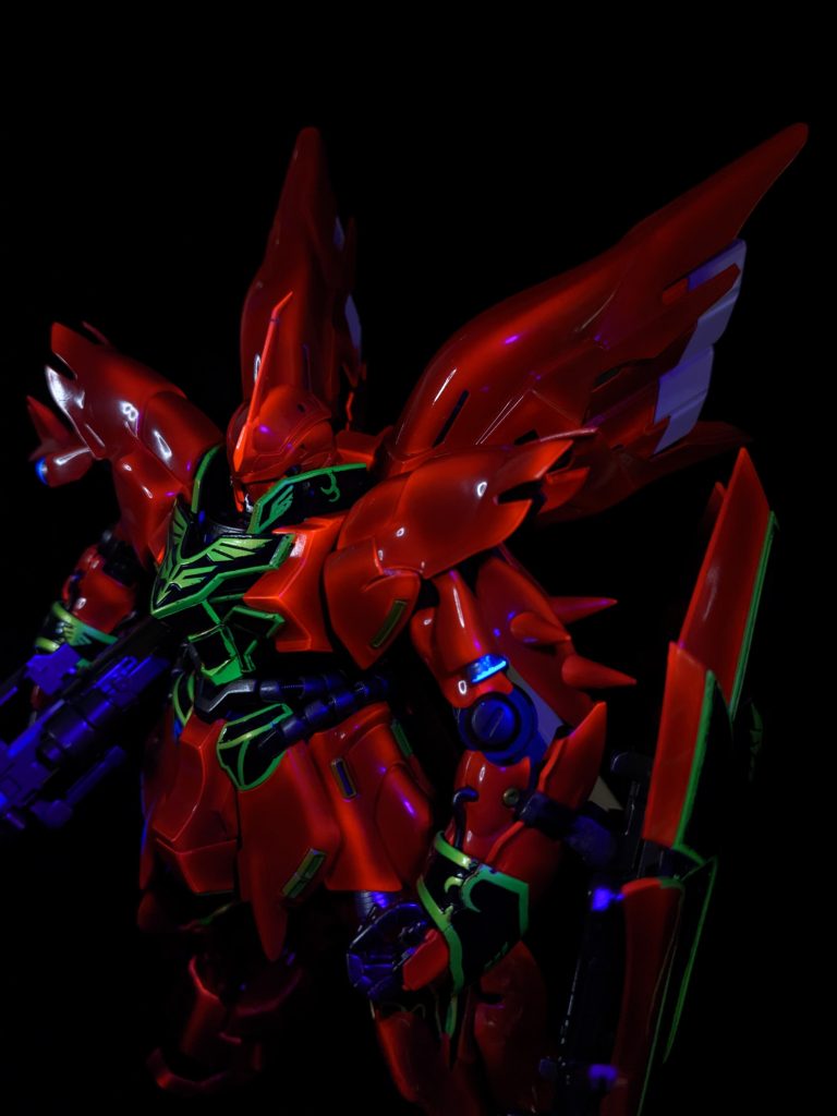 弱い目のブラックライトで。エングレーピング光ります。