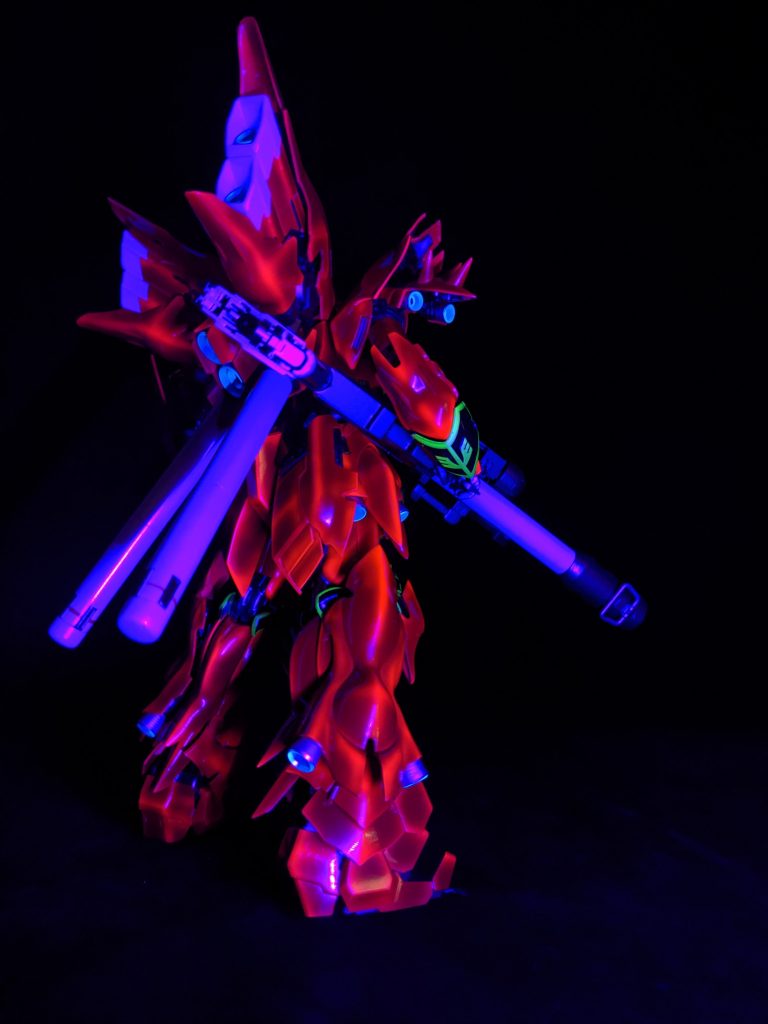 で、これがいっちんシナンジュの見せ所。強い目のブラックライトで怪しく光ります。ユニコーン・バンシィと並べた時、サイコフレームに負けないように。で、写真を見返してたらシナンジュ塗装したの今年でした。と言う訳でこれが2023年最新作です