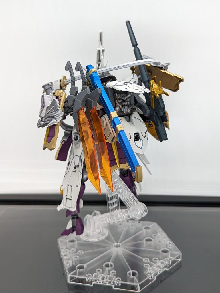 バックパックはイージーアームズをベースに、ミカエリスのリアスカート部を合わせました。フルアーマーをイメージして、ヴィートルーウェポンズのキャノンを装備するほか、日本刀とオーガジンクスのGNオーガソードを装備
