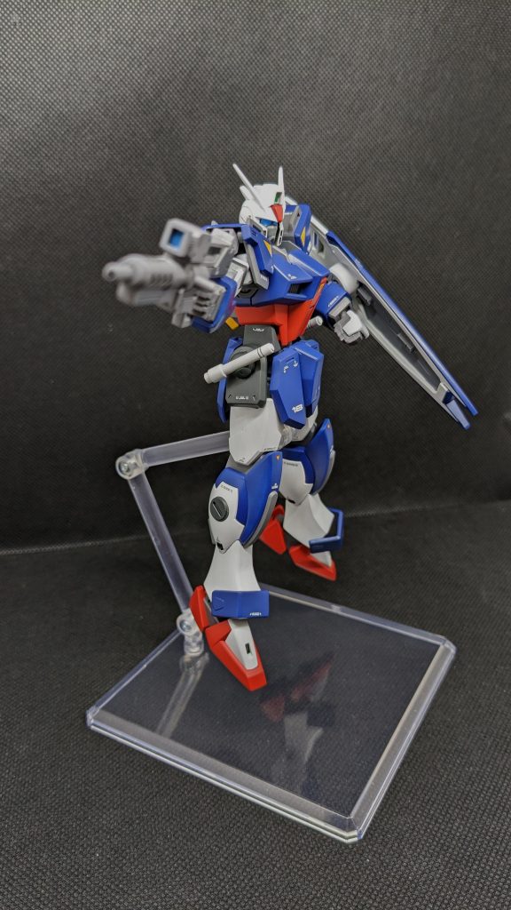 肩を105から移植しましたがストライクダガーの構造そのままに移植したため、可動範囲はほぼそのままをキープしていると思います(デザイン上腕を真横に上げるのは苦手だけど…)腰のサーベルもダガーそのままに移植しているので抜刀可能です。