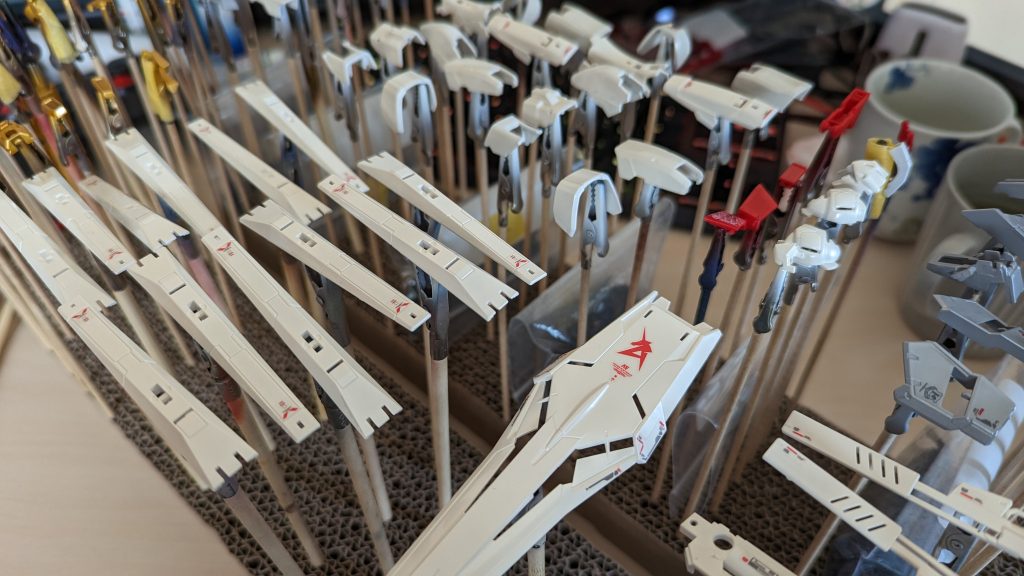 内部フレームに着色した後に上記の問題が判ったので、当初は白外装にも緑パールを吹く予定でしたがきょうきょ変更して銀パールに。コレも中途半端に残ってた銀パールを投入して使い切りますた。コチラは下地(他の制作で余ったアルテマ白+アイボリー白を適当に混合)→銀パール→グロスクリアの3層。個人的には通常の手間なのだけど、何か他にないかなぁ…とは思ってる。そういれば【白】の他に【薄灰色】的な部分があって、ソコは使った白色に適当に暗い色を混ぜて …とやったら入れすぎて灰色が強くなってしまったのが失敗っちゃ失敗。