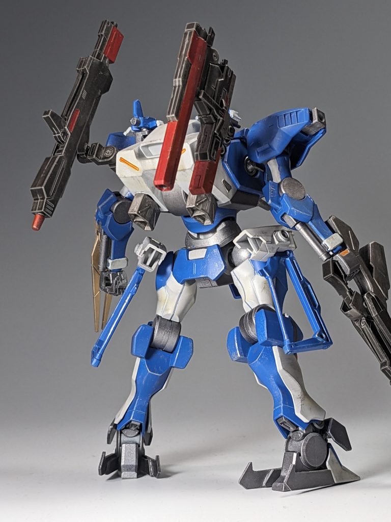 足の特徴的な出っ張りはプラ板から作ってます。腰のブースターは、昔から銃ストックにしか見えなかったので、ケンプファーのショットガンストック使用しました。背中ブースターはそのままだとちょっと貧弱かなって思ったので、ブースターユニットからパーツをくっつけてます。