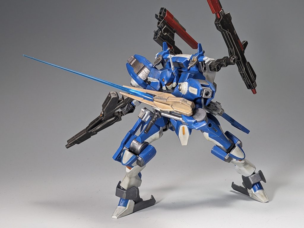 ドミナントソードこと、高出力ビームブレードです。アースリィガンダムライフルの先端部分を切り出して整形してます。ビームサーベルエフェクトを挿せるように穴も空けました。