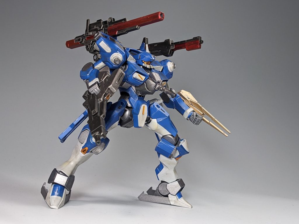 背中キャノンは、折りたたみ式のはビームキャノン、短めのほうはレールキャノンという設定です。ベースはビームキャノンはケルディムスナイパー、レールキャノンはZガンダムライフルです。手に持っているライフルは、某リニアガンを見立てて、ザウォートのライフルをベースにジャンクをくっつけてます。(ほぼビルド系のパーツです)以下、アクション写真となります。
