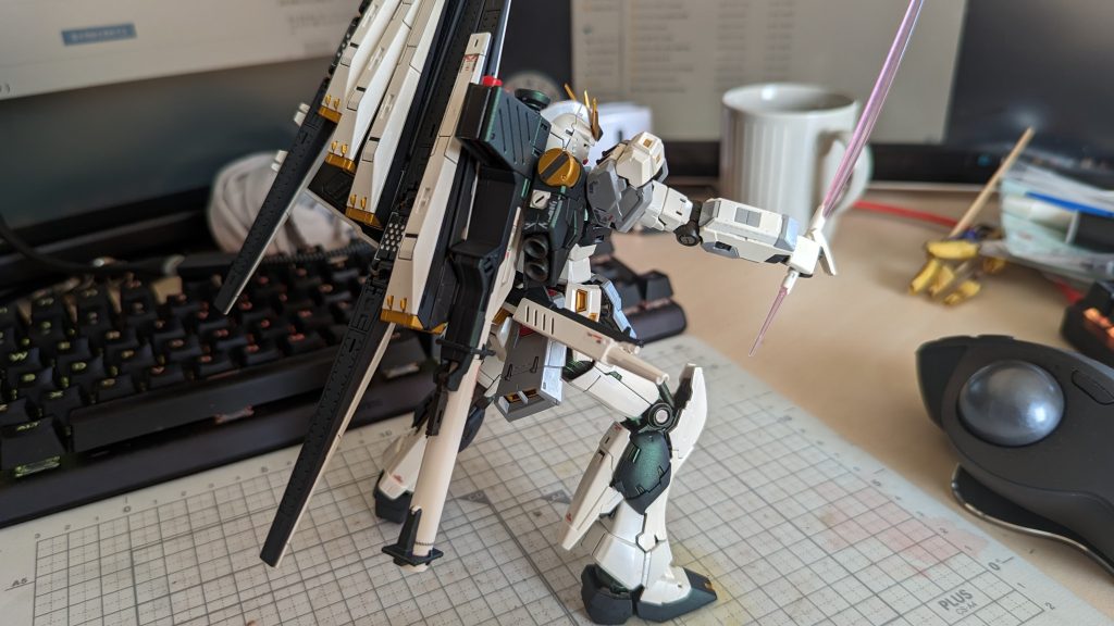 サイコフレーム成分?って訳でもないけど、暗めの配色の部分は緑色に光るようにしてみました。白の外装部分でも緑を掛けると流石にウルサイかな?と思って通常の塗り方にしてますが。