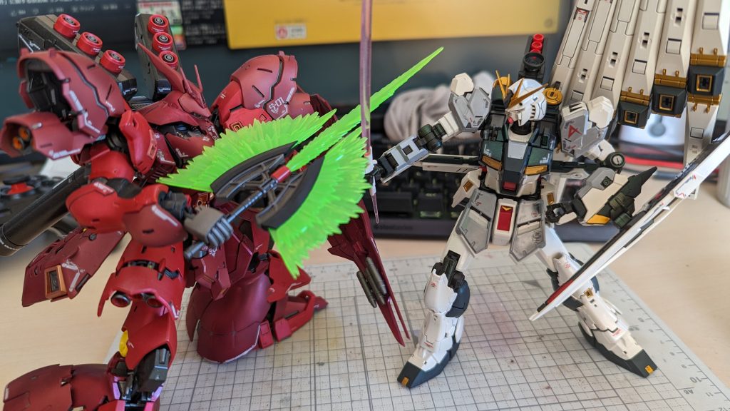 「彼女は私の母になるかもしれなかった女性なのだ!」「またそんな迷言を!」実はプラモ人生でガンダム自体を作ったのは4体目でして、明らかに作ってない部類の機体なんですよね。基本的に平面で作られてる機体には興味が薄いという自分の癖を再認識しましたが、今回の塗り方は逆の意味で勉強になりました。平面が多い物体へのパールの掛け方は今後の課題です。