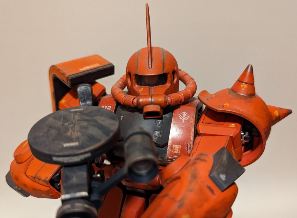 PG 1/60 MS-06S シャア専用ザクII ライフル構え実はこの見た目に拘りポイントがあるのです。