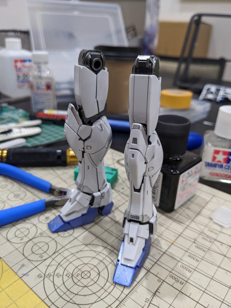 両脚部。装甲の所々にシルバーを配置してツートンカラーにしました。情報量が増えて良いです。
