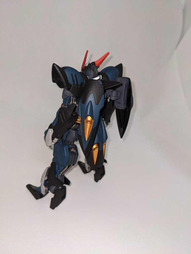 背面。ブースターはガンプラバトルアームアームズで接続し、それなりに稼働します。下部3mm穴を武器ラックにすることも可能です。