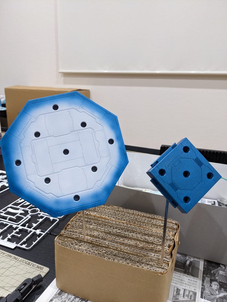 ディスプレイベースでグラデーション塗装の練習をしてみました。羽根先をメタリックブルーで塗装しようかと思いましたが止めました。