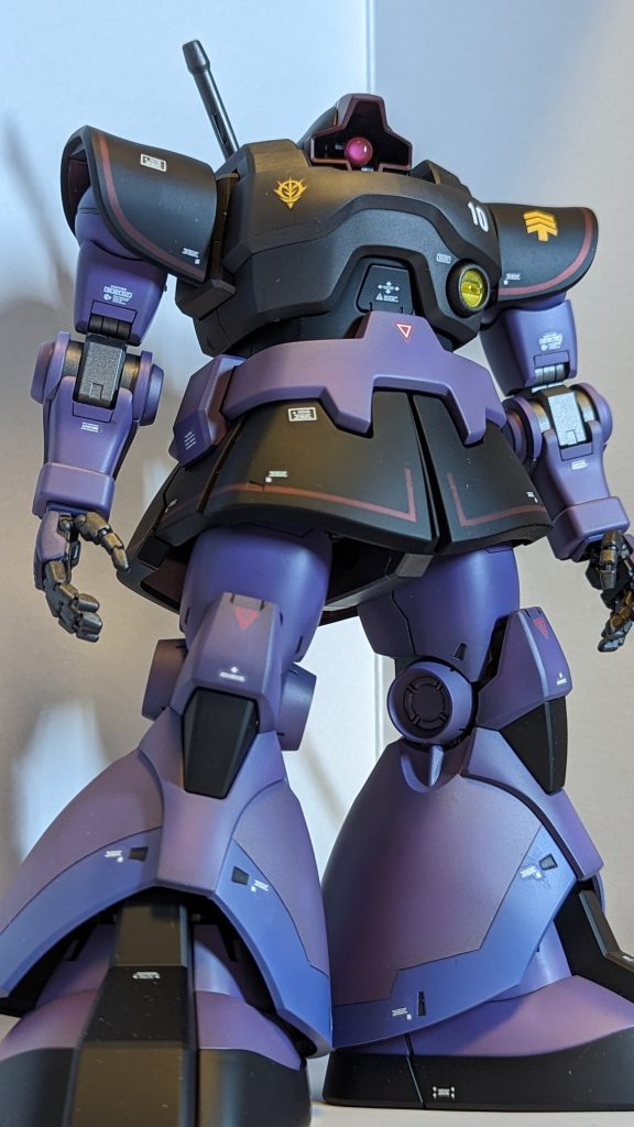 どっしりとした下半身（というか脚）が『重』な感じを醸し出してます。今回は、初めて曲面のスジボリしました。マスキングテープでやって見ましたが、ズレるは、ハミ出るわで、心が折れかけ、完成までに３ヶ月を要しました。（途中で別キットの浮気期間アリ）