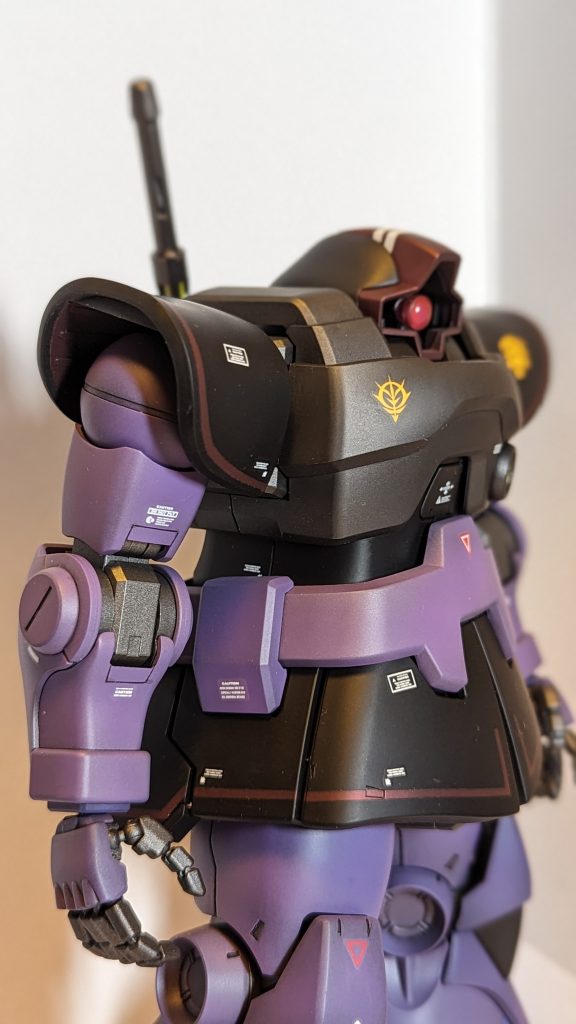 一応、全塗装しており、基本カラーはマニュアル通りの調合。内部フレーム・胸のグレー部分・武器類をメタリック系で塗装→つや消し。赤パーツとラインは、バーチャロンカラーローズディープレッド。これ美しい。水転写式デカール付属！