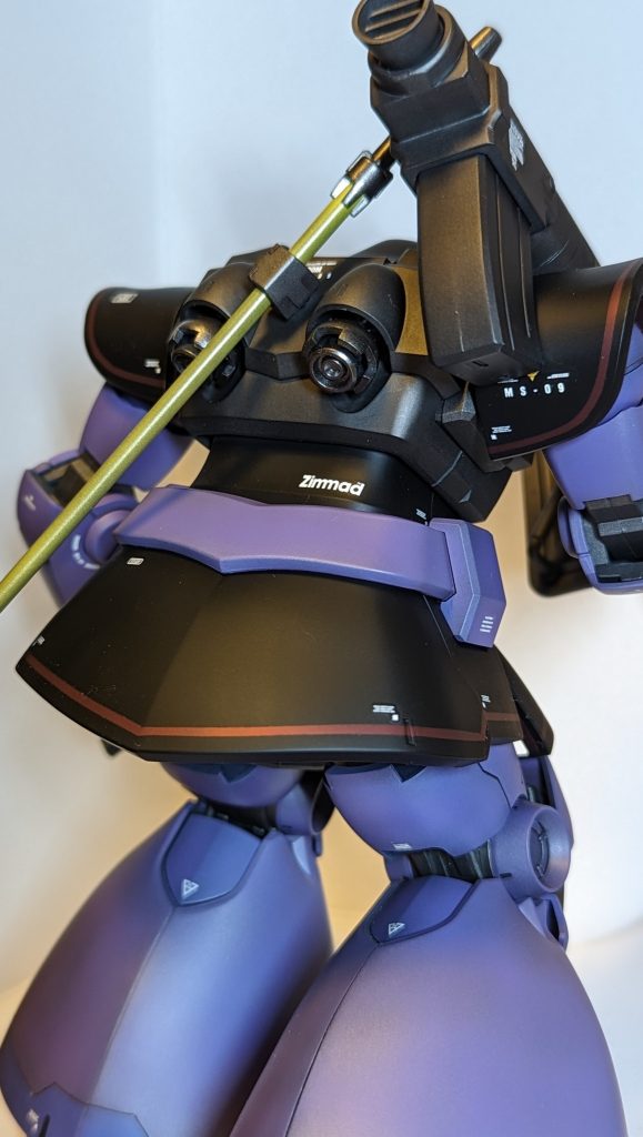 背中のスラスターつけ間違えたんですが、まあ、これはコレでヨシ!ヒートサーベルは、シルバー下地に薄めに黄色塗りました。