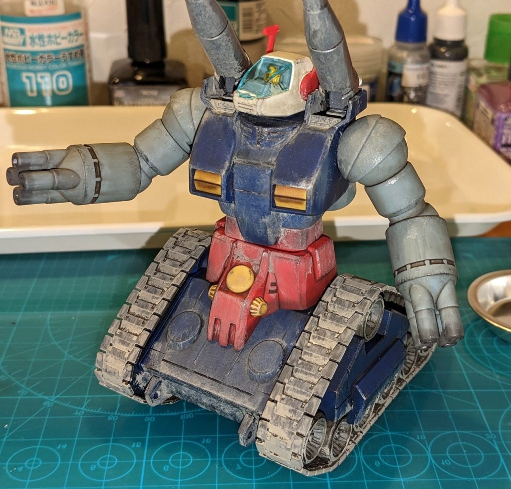 水性ウェザリングペイントで泥?ホコリ?全身モリモリ。きなこ餅状態、やりすぎて大失敗(笑)チッピングやウェザリングが全くの台無し(笑)…ただしこれは、水で完全に落とせます。隅に溜まった部分は生かしつつ、ほぼ全て落としました(笑)