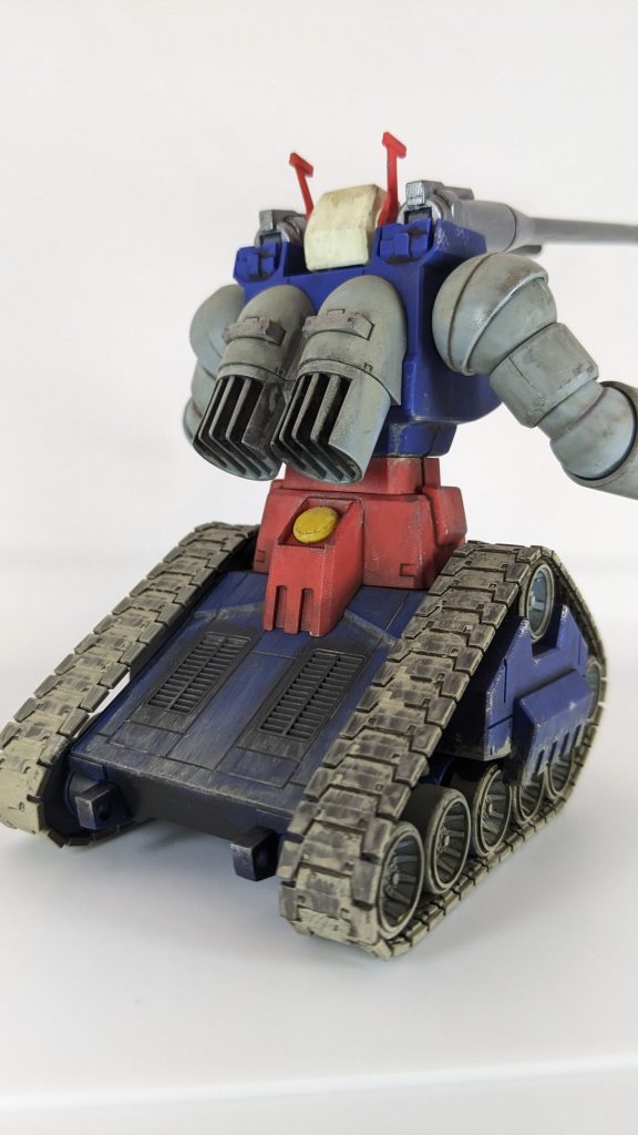 背面。砂ボコリはこのぐらいがちょうど良い塩梅かと。キャタピラ部分はうまくできた気がするんだけど、バランスって大事ね(笑)排気口っぽい部分にはパステルのスス。これもまた、使い方が難しくてちょっと苦戦💦そして…右腕(二の腕)はウェザリングカラーで割れました😱エナメルじゃないから大丈夫だなんて、甘く見てた🥲