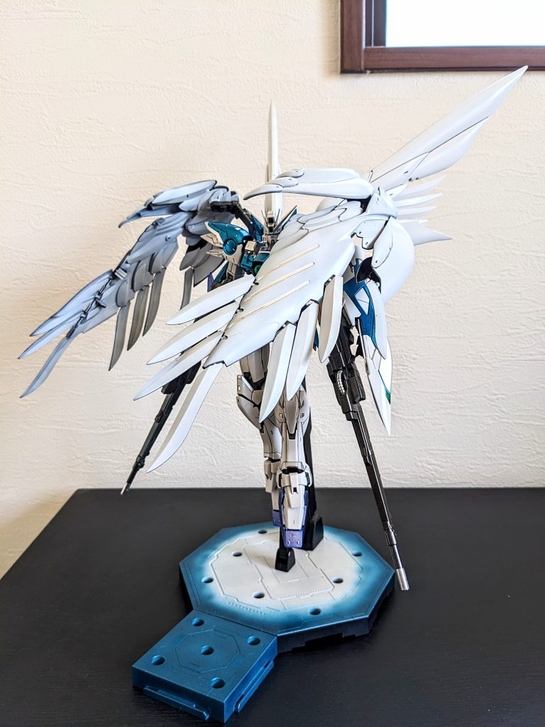 旧MGの箱絵っぽいポーズで フレキシブルによく動きますが塗装剥げが怖くてあまりガシガシ動かしたくない