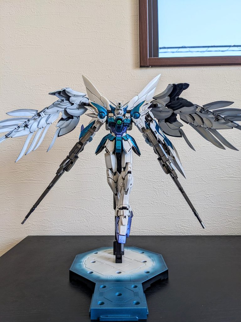 左の翼の内側の黒い部分は塗装するのを忘れています。仮組みしないとこんなことになるといういい学びになりました笑