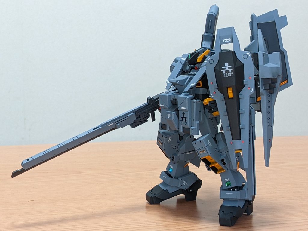 ロングブレードライフルを持たせるのに一苦労。おかげで一部分に塗装剥げが出来てしまいました。塗り分けが多く、難しいキットでしたが大変楽しめました。最後までご覧頂きありがとうございました。