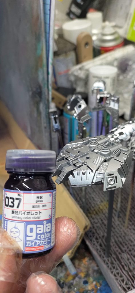 差し色でバイオレットも使用