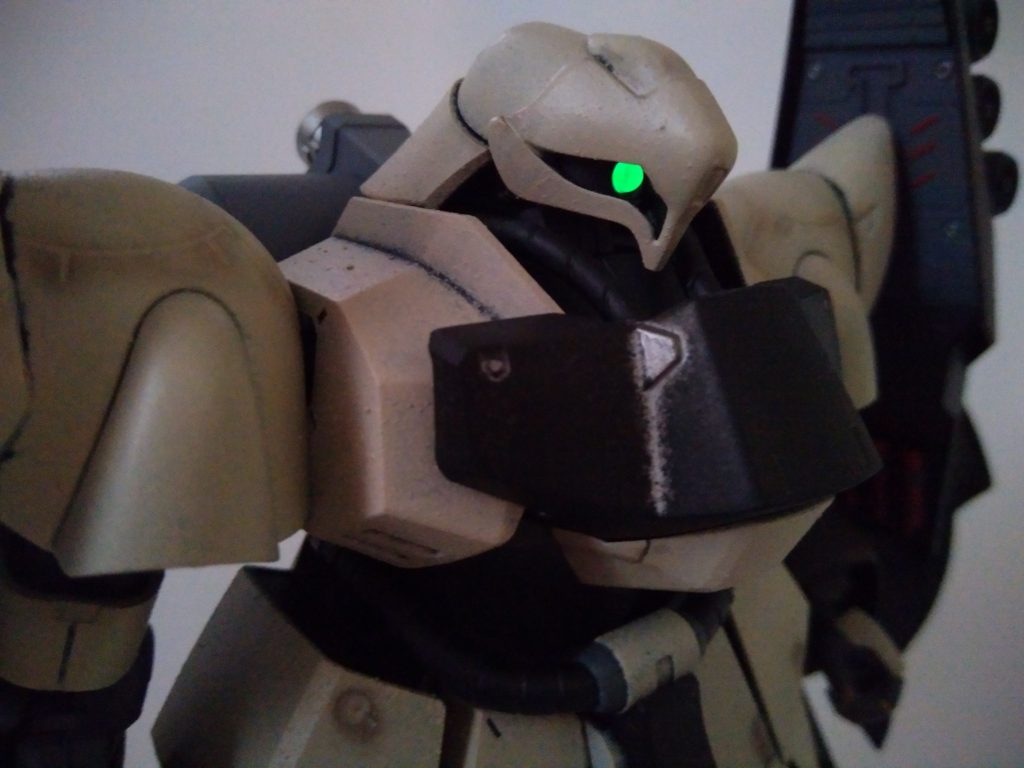 モノアイ部分は釣り用のミライトを使って光らせています。