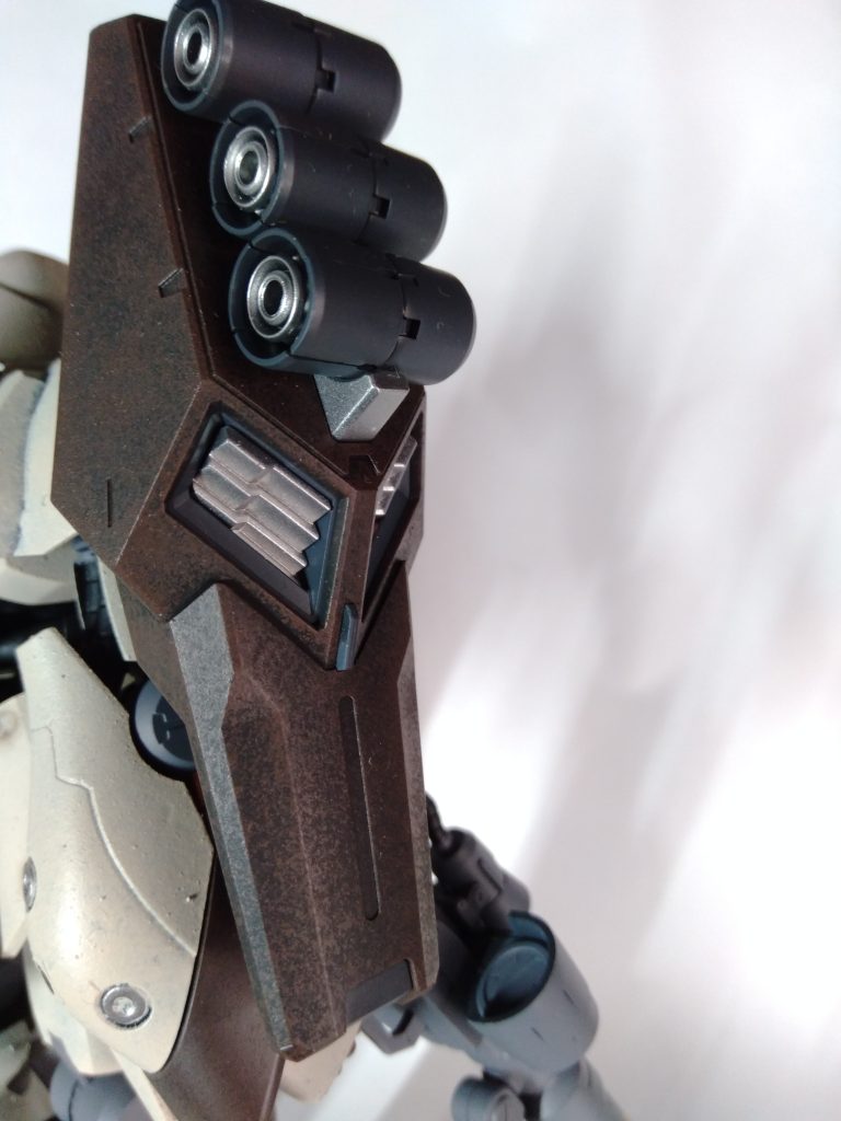 袖やファンネルの取付いている肩アーマー? 茶色は、綺麗に塗れたかなと思います。