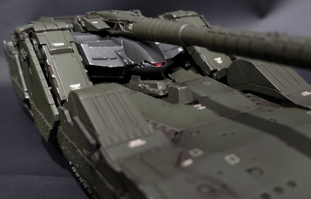 まずはタンク形態から。原作で巨大な自走砲と言わしめただけあって1/144であっても結構なサイズです。砲身の合わせ目消し、かなり大変でした。普通にヤスリかけるとモールドまで消えてしまうので調整しながら少しずつ削りました。