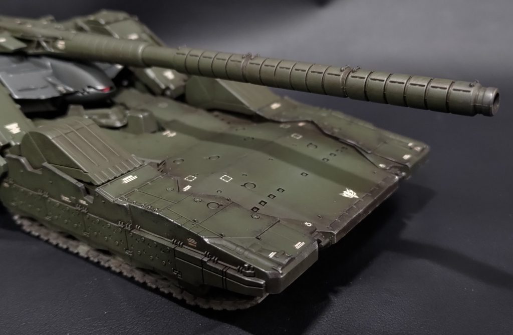 基本塗装終了後ウェザリングカラーのグランドブラウンでウォッシング。ウェザリングカラー初めて使いましたがなんか木材みたいな匂いしました。シャドウ感が出るようにエッジに残しつつ拭き取るつもりだったのですが、これがなかなか難しかったです。パーツから塗料が無くなってしまったり、逆に思ってたより残りすぎたり…。