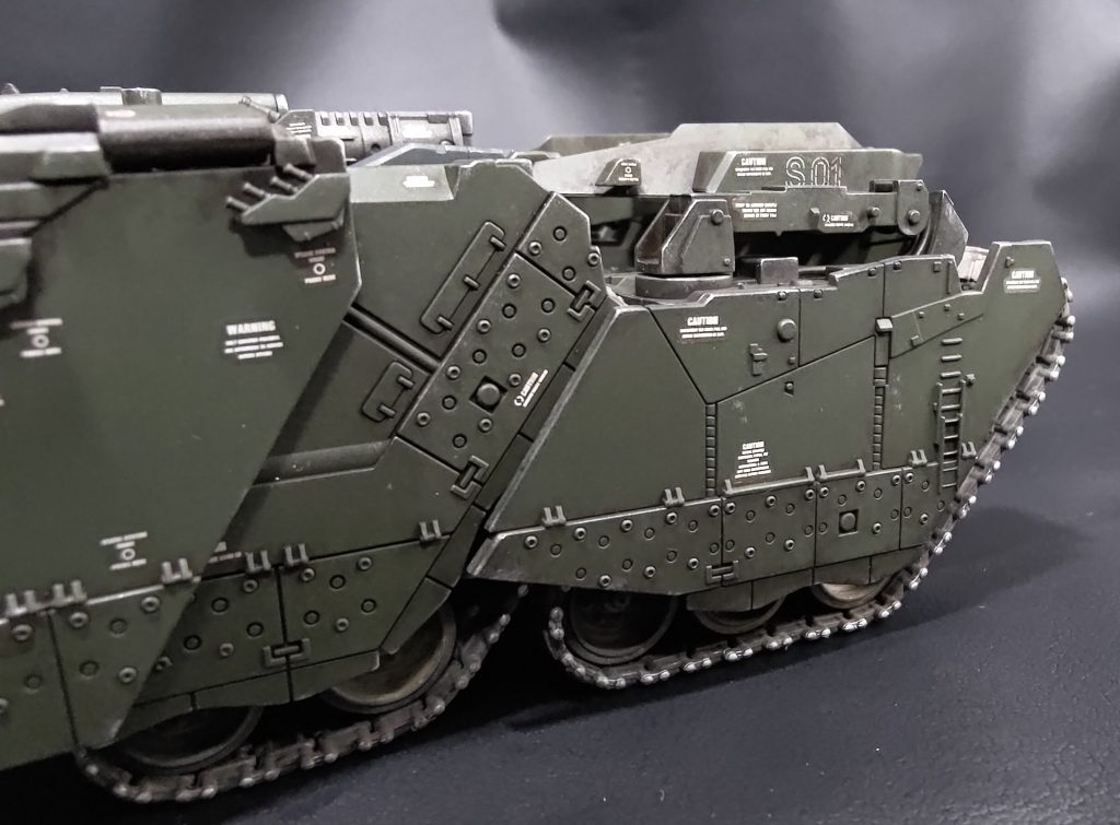 細かく入っているモールドにウェザリングカラーが流れ込んでスミ入れみたいになりました。写真ではうまく伝わらないのが残念ですが、デカールも真っ白でなくなりいい感じの退色感が出て良かったです。改善すべきはデカールのシルバリングですね。恐らく半光沢の上にそのまま貼った、かつウォッシングで浮いてしまったのかと思われます。あああ…。