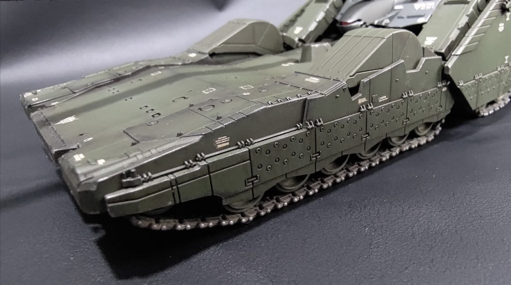 履帯がゴム?製なので塗装せず、ウェザリングカラーのグランドブラウンとサンディウォッシュでウォッシングした後にシルバーでドライブラシしました。