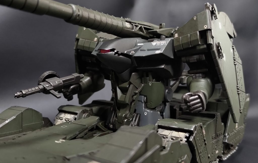 次にモビル形態です。タンク形態からは差し替えで変形です。まさにこの胴体部分が丸々差し替えパーツとなるのですが、こんな高い部分が収まる場所どこにあるんでしょうねw