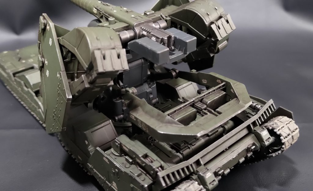 背面もモールドビッシリ。背中にある▽モールドは色分けすれば映えたかも?やるとしたら赤か黄色でワンポイントかなぁ、と思ったり。それとウェザリングカラーは割れないと聞いていたのですが、そこはエナメル。やはり脆くはなるみたいです。武器持ち手パーツとかが普通にモロっと割れました。武器持たせた状態で接着して事なきを得ました(?)。