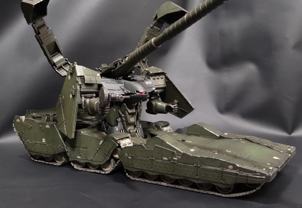 最後に全景で。個人的にはとても満足です。今回組むにあたって考えていた「重厚感」が出せたのではないかな、と。まあ、反省点は多いですが…。次回以降の製作に活かしていこうと思います。ヒルドルブ、欠点をあげるとすればなかなか再販されない事ですかね。もし運良く手に入ったら是非組んでみて下さい。ここまでご覧頂きありがとうございました。以下使用塗料・サフ:メカサフスーパーヘヴィ(G)・緑:濃緑色(C)・本体紺:ネービーブルー(C)・関節、武器、砲身基部等:黒鉄色(C)・モノアイ:蛍光ピンク(C)・ウェザリング:ウェザリングカラーグランドブラウン、サンディウォッシュ(C)・トップコート:Ex-フラットクリアープレミアム(G)