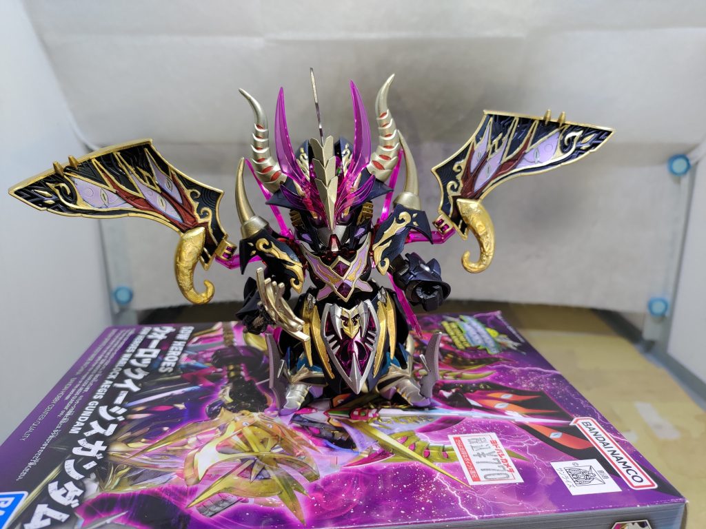 こちらもマントを広げた状態肉抜き穴はパテで埋めてみましたがどーにも不格好で凸凹になっちゃいました