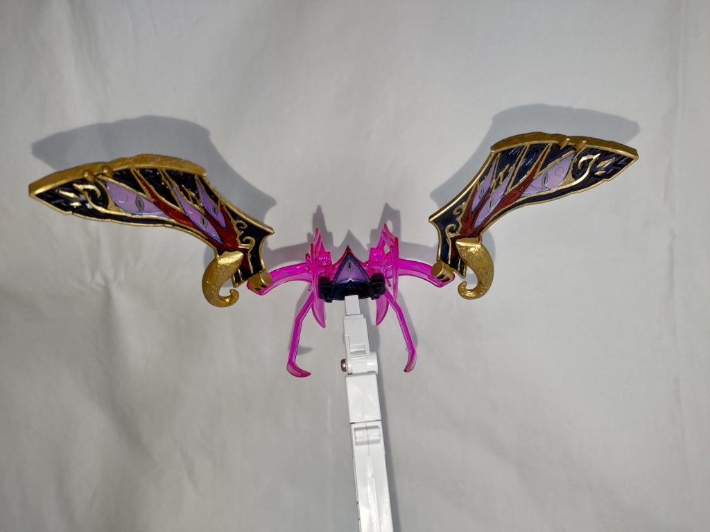 マント、バックパック、アンテナを組み合わせたサポートメカ形態バックパック内の塗り分けも頑張ってみました