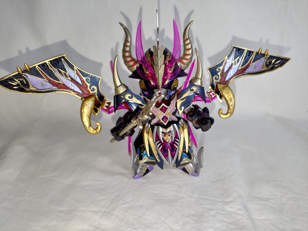 マントを広げた状態翅の目の部分は最近出たガイアノーツさんのプリズム パステル チェリーピンクブルーを使用してます下地黒から銀を塗って、プリズム パステル チェリーピンクブルーを塗ったのですが偏光色だったためかあまりピンクが目立たなかったです