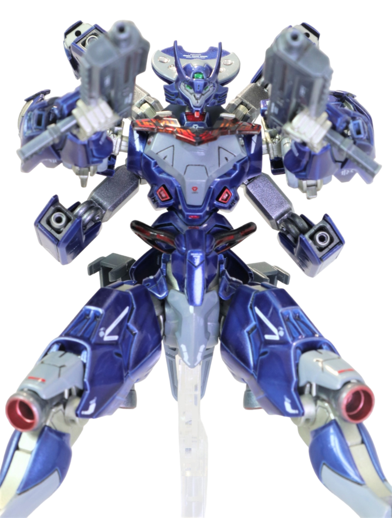 サブマシンガンとアームドアームを前面に集中させポージング。