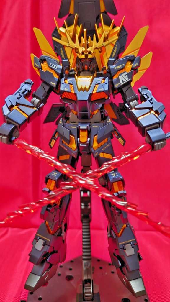 ツインアイ、ビームサーベルは蛍光塗料で赤く発光