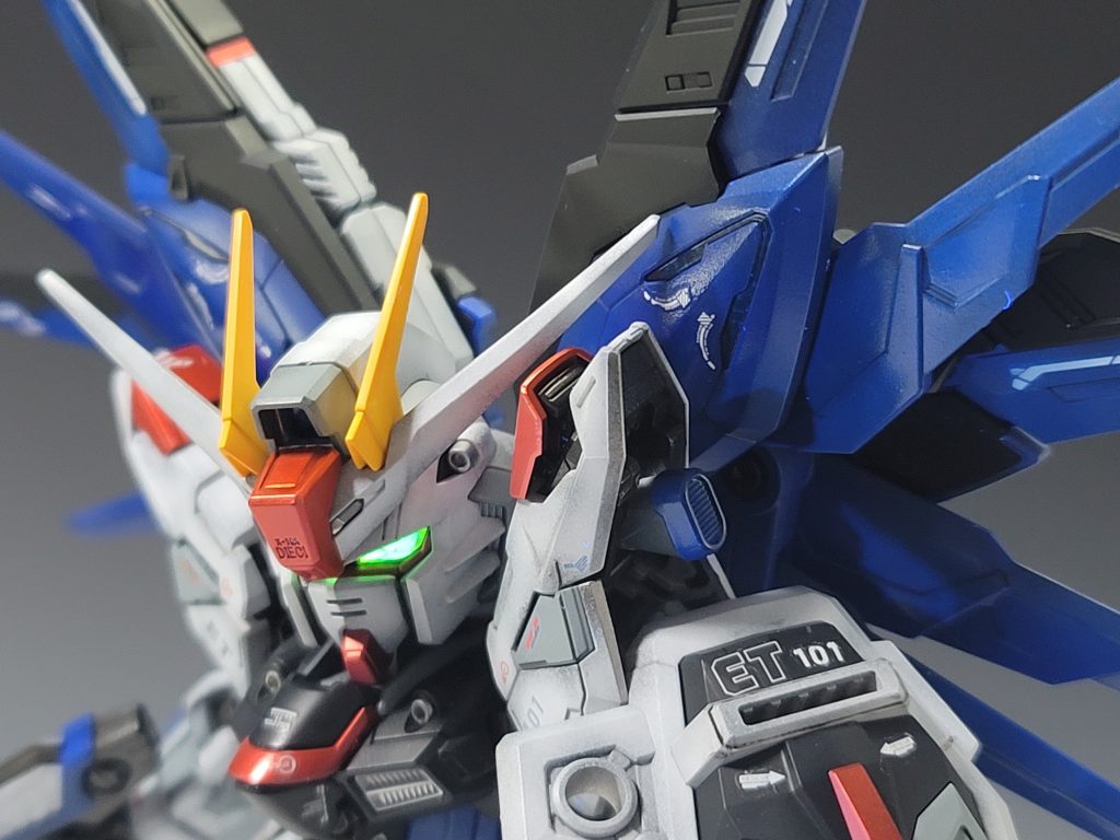 お顔のアップ。イケメン。カメラアイが緑なのはガイアの蛍光イエローを使ったら思ったより緑だったんですが、なんかかっこよかったのでそのまま結果オーライで完成させています。