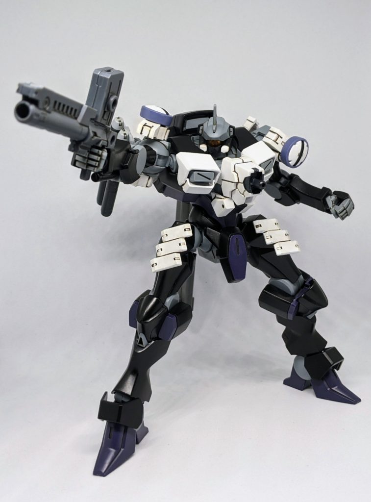 ハンドガン（TCH-07E）「取り回しが良く扱いやすいハンドガン」手持ち武装も全体的にそれっぽさを出すために30MMの物を使用しました。