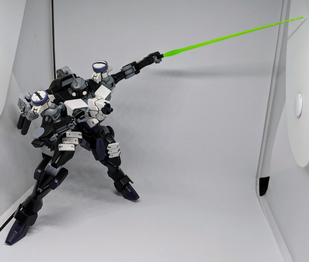 もちろんビームサーベルも従来同様そのまま使用可能。とある先人の知恵で、一部部位をカットするとビームサーベルの柄をマウントする部位を独立可動可能との事なのでやってみました。