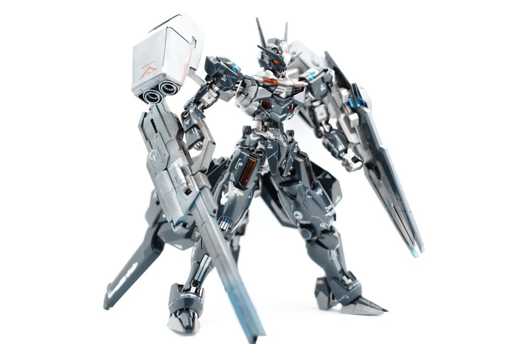 ウーンドウォートの下半身をブースターに見立て、ついでにガンダムヴァーチェのビームキャノンを背負わせています。カラーリングは黒を基調に、デカールにバニーちゃんを入れています。兎年だからね。