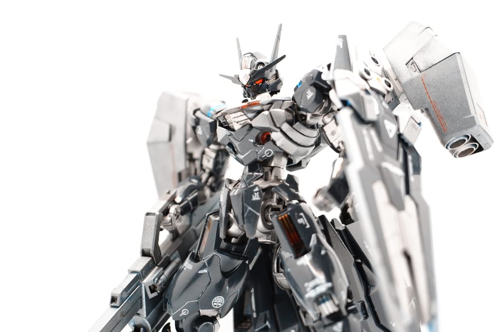 目は蛍光レッド。兎だからね。